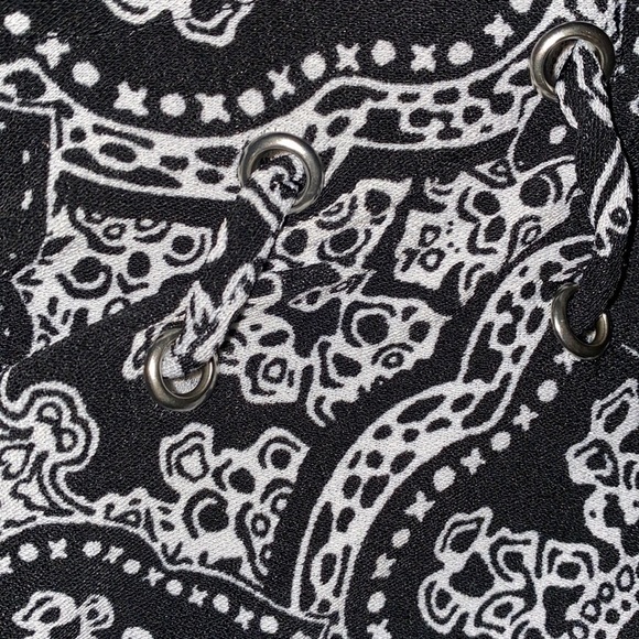 SLEEVELESS black and white blouse - Picture 6 of 6